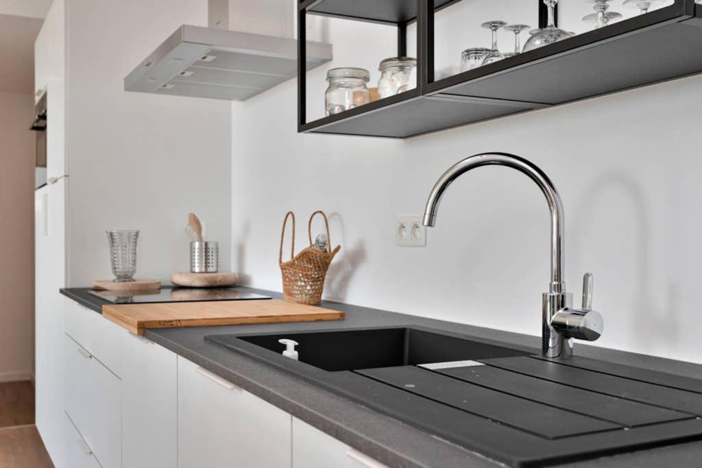Penthouse, Rooftop Terrace, Free Netflix, Wifi And Airco * Antwerpen